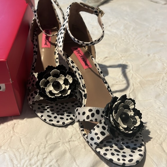 New in Box Betsy Johnson Mea Dalmatian heels Ankle Strap Flower Accent Size 8 - Picture 3 of 6